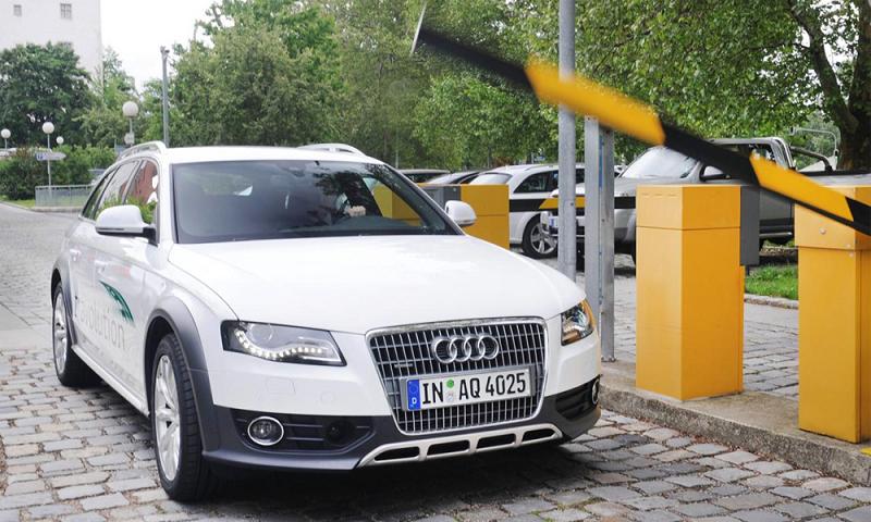Компания Audi научила разговаривать свои автомобили со светоформами