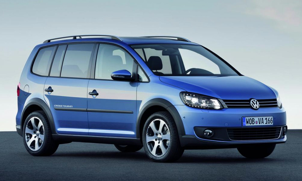 Компания Volkswagen сделала рестайлинг минивэну CrossTouran