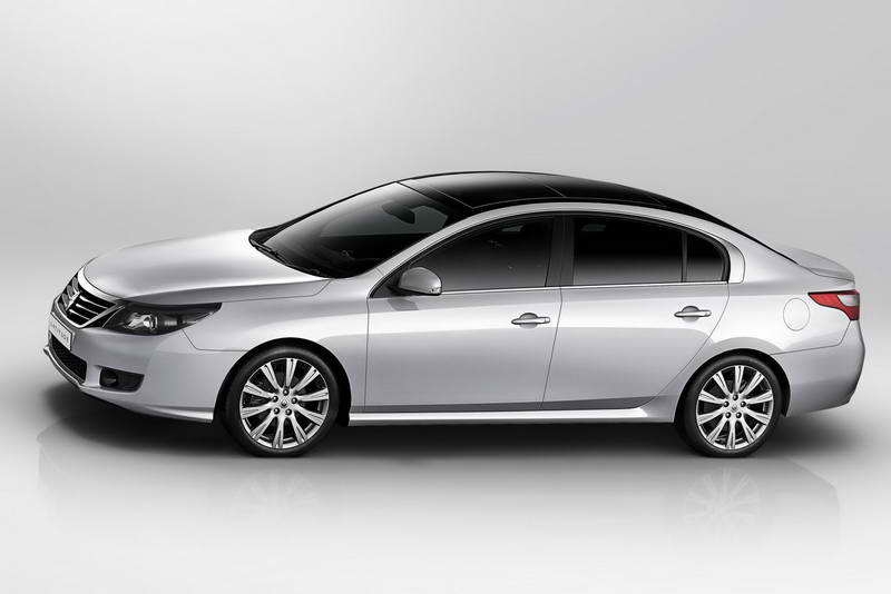  Новый автомобиль Renault Latitude был разработан на базе новой модели Renault-Samsung SM5, которая относительно недавно поступила в продажу на Корейский автомобильный рынок. Размеры нового автомобиля составляют: ширина – 1,83м, длина – 4,89м и высота – 1,49м. Для российского автомобильного рынка модель будет предложена в нескольких версиях силового агрегата: 2л. мотор с 2-ступенчатой трансмиссией CVT, а также новый для Renault - V6 BVA объемом 2,5л. В Российской Федерации автомобиль Renault Latitude поступит в продажу в первом квартале текущего 2011г. по цене от 835 тысяч рублей. Помимо этого на недавно состоявшемся очередном международном автосалоне официальные представители автомобилестроительной компании Renault раскрыли журналистам российские цены на свои автомобили Renault Sandero и Renault Logan в версиях 1,6лю бензоиновыми силовыми установками мощностью 103л/сил и 4-ступенчатой автоматической КПП. Logan в комплектации Prestige будет иметь стоимость равную 463 тысячам рублей, а стоимость авто Sandero в точно такой же модификации будет составлять 473 тысячи рублей.